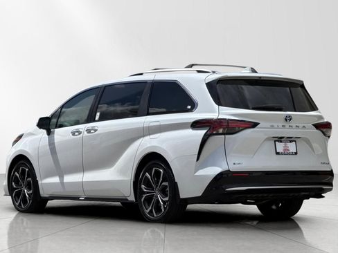 Used 2025 Toyota Sienna Platinum FWD image 7