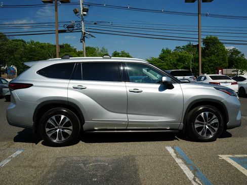 Used 2022 Toyota Highlander XLE AWD/4WD image 8