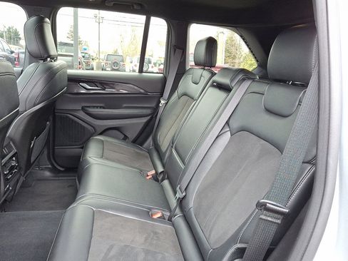 Used 2023 Jeep Grand Cherokee Altitude image 20