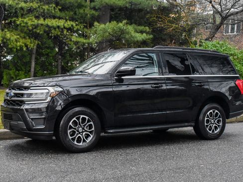 Used 2024 Ford Expedition XLT image 2