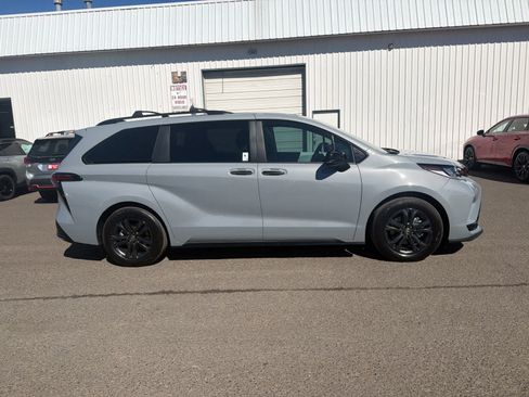 Used 2026 Toyota Sienna XSE AWD/4WD image 2