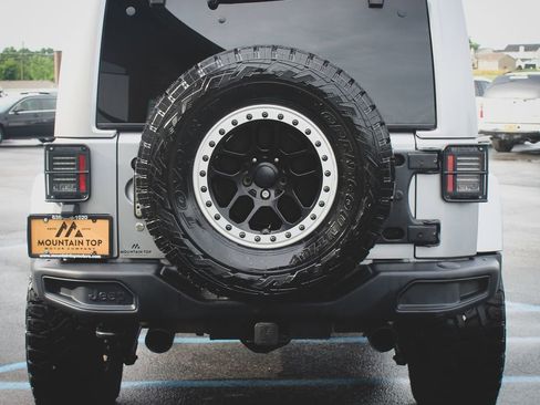 Used 2017 Jeep Wrangler Unlimited Rubicon AWD/4WD image 31