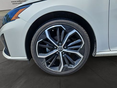 Used 2024 Nissan Altima 2.5 SR FWD image 14