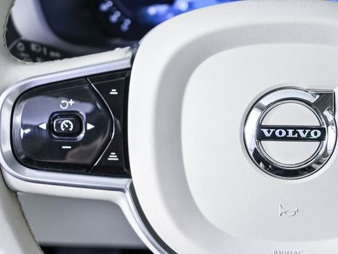 Certified 2022 Volvo XC60 B6 Inscription w/ Advanced Package AWD/4WD image 11