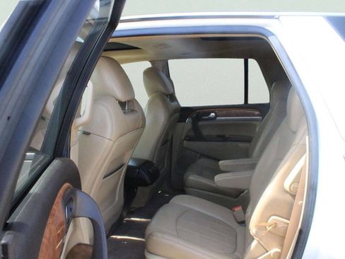 Used 2010 Buick Enclave CXL image 6