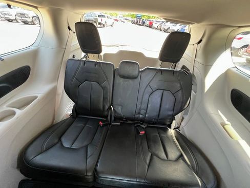 Used 2018 Chrysler Pacifica Touring-L Plus FWD image 23