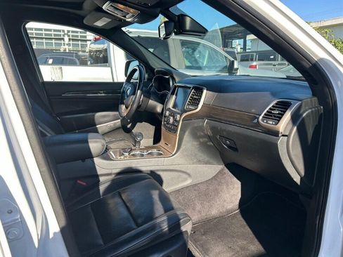 Used 2015 Jeep Grand Cherokee Overland w/ Advanced Technology Group RWD image 40