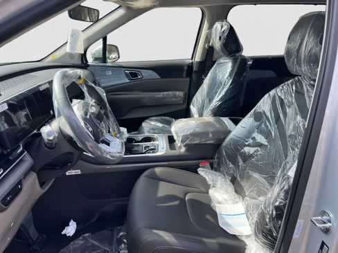 New 2026 Kia Carnival EX image 17