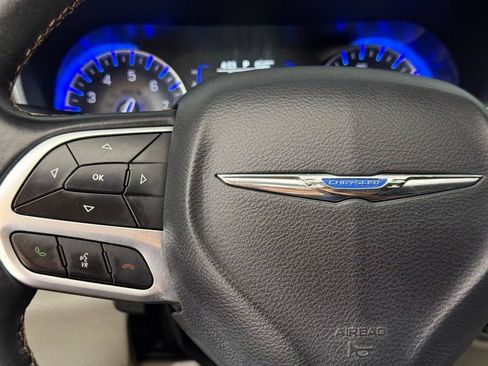 Used 2018 Chrysler Pacifica Touring-L FWD image 28