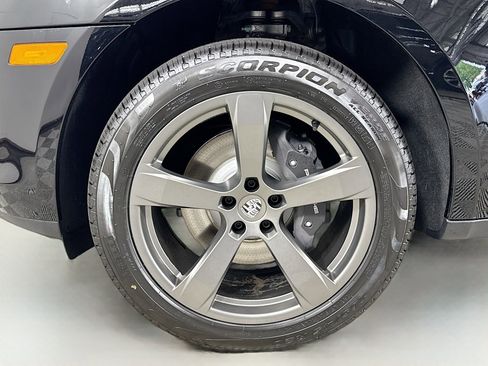 Certified 2025 Porsche Macan AWD/4WD image 24