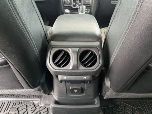 Used 2022 Jeep Wrangler Unlimited Sahara AWD/4WD image 18