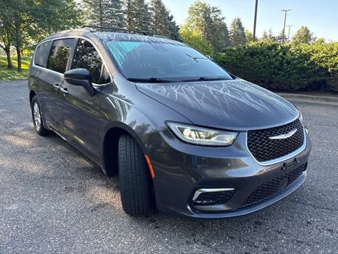 Used 2022 Chrysler Pacifica Touring-L FWD image 2