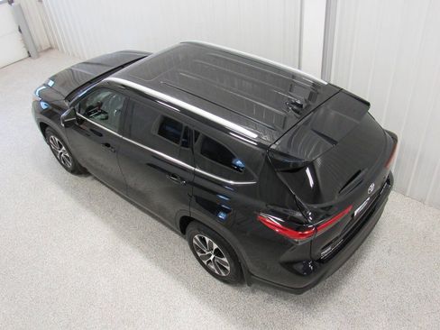 Used 2022 Toyota Highlander XLE AWD/4WD image 6