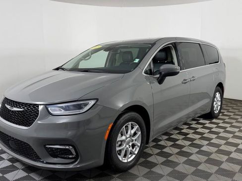 Used 2023 Chrysler Pacifica Touring-L FWD image 3