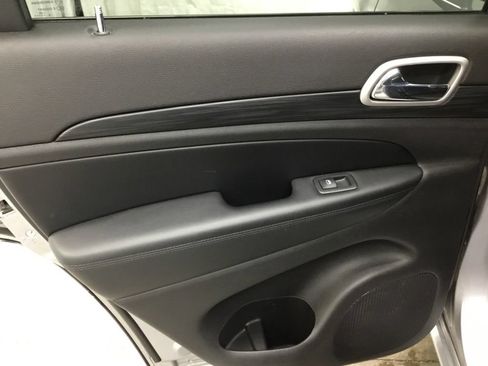 Used 2020 Jeep Grand Cherokee Altitude AWD/4WD image 28