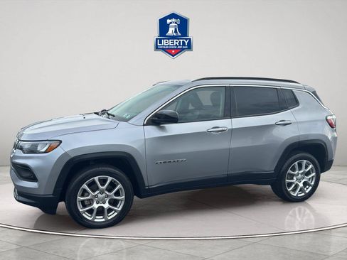 Used 2022 Jeep Compass Latitude w/ Sun and Sound Group AWD/4WD image 4