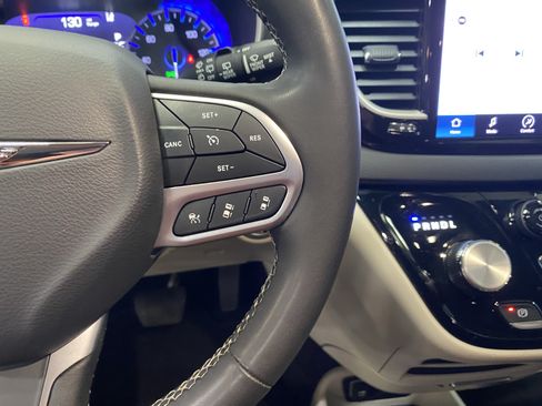 Used 2023 Chrysler Pacifica Touring-L FWD image 22