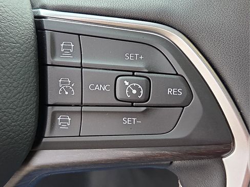 New 2025 Jeep Grand Cherokee Limited w/ Black Appearance Package AWD/4WD image 19