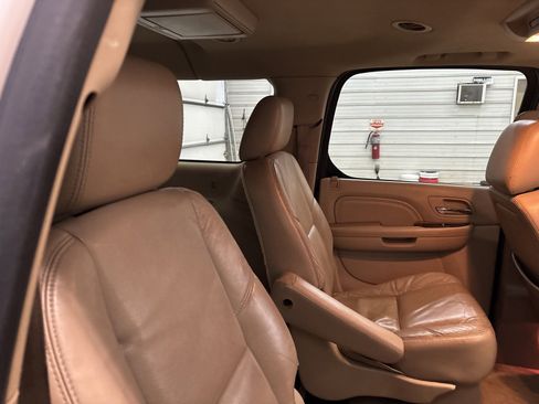 Used 2011 Cadillac Escalade ESV Premium image 36