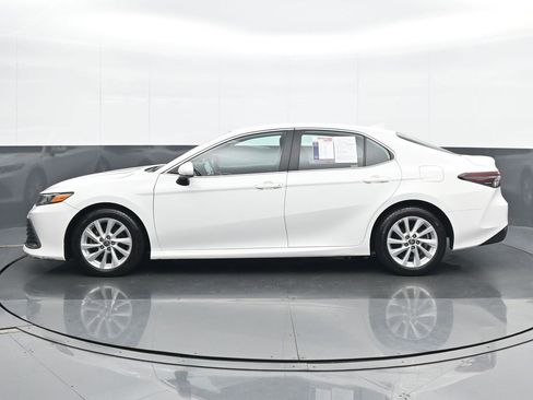 Used 2022 Toyota Camry LE image 3