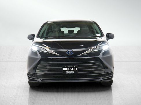 Used 2024 Toyota Sienna LE AWD/4WD image 8