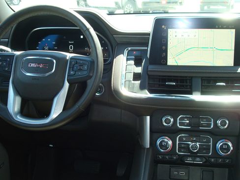 Used 2023 GMC Yukon XL SLT w/ SLT Luxury Package image 10