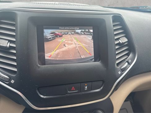 Used 2021 Jeep Cherokee Latitude FWD image 28