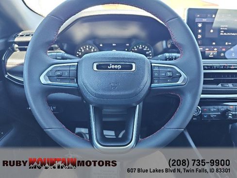 Used 2025 Jeep Compass Trailhawk AWD/4WD image 17