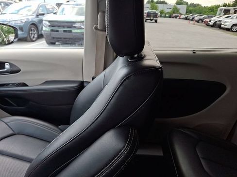 Used 2024 Chrysler Pacifica Touring-L FWD image 24