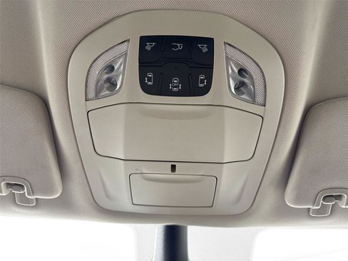 Used 2024 Chrysler Pacifica Touring-L FWD image 6