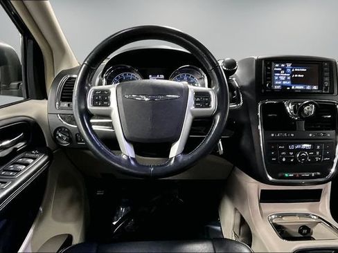 Used 2015 Chrysler Town & Country Touring-L w/ Driver Convenience Group FWD image 9
