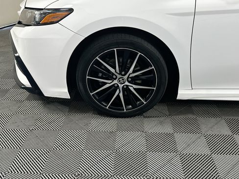 Used 2022 Toyota Camry SE w/ Convenience Package FWD image 11