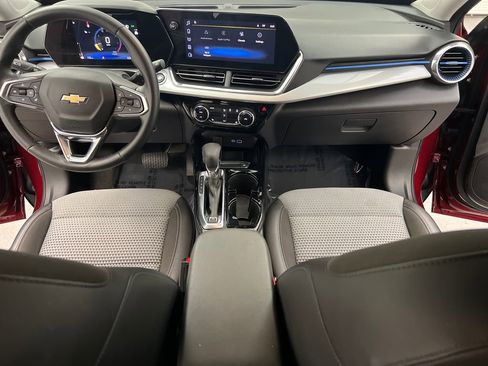 Used 2025 Chevrolet Trax LT w/ LT Convenience Package FWD image 34