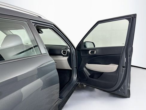 Used 2025 Hyundai Venue SEL FWD image 31