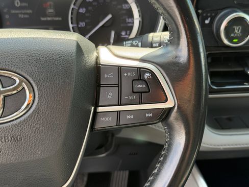 Used 2022 Toyota Highlander XLE AWD/4WD image 18