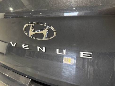 Used 2025 Hyundai Venue Limited FWD image 33
