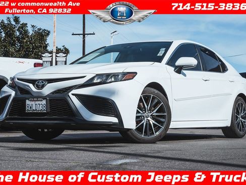 Used 2021 Toyota Camry SE w/ Convenience Package image 1