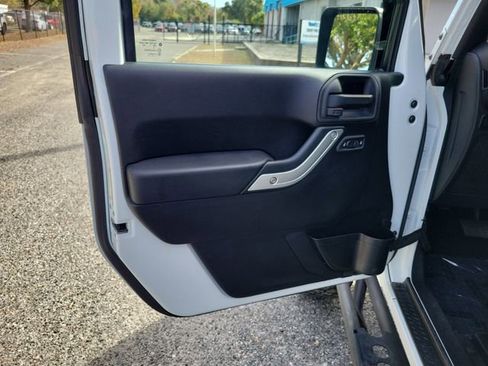 Used 2012 Jeep Wrangler Rubicon w/ PWR Convenience Group image 7