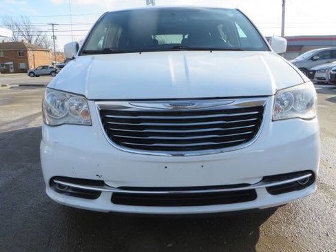 Used 2016 Chrysler Town & Country Touring image 5