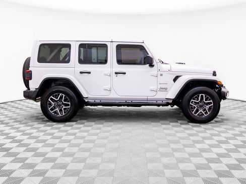 Used 2024 Jeep Wrangler Unlimited Sahara AWD/4WD image 8