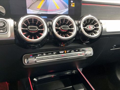 Used 2023 Mercedes-Benz GLB 250 4MATIC w/ Premium Package image 26