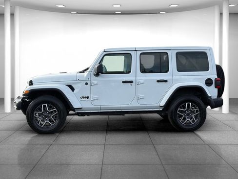 Used 2025 Jeep Wrangler Unlimited Sahara AWD/4WD image 4