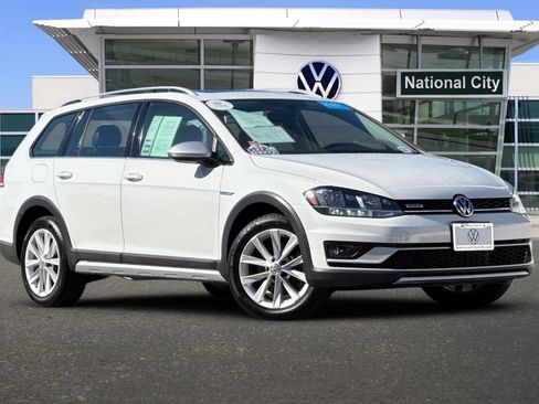 Certified 2019 Volkswagen Golf Alltrack SE image 2