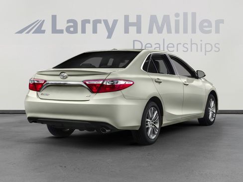 Used 2017 Toyota Camry SE w/ Moonroof Package image 2