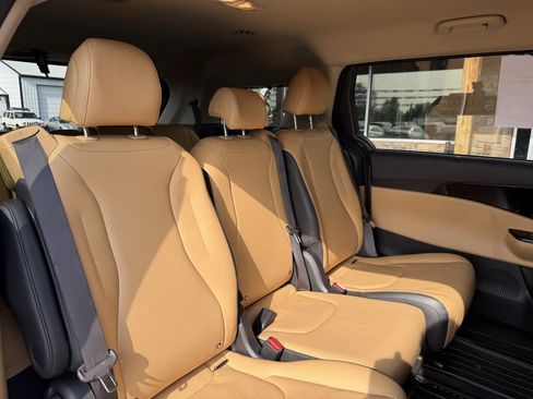Used 2022 Kia Carnival EX FWD image 21