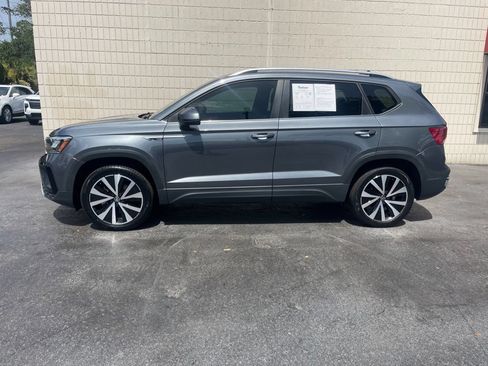 Used 2022 Volkswagen Taos SE FWD image 2