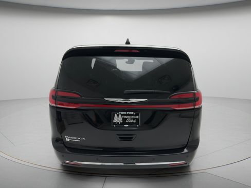 Used 2025 Chrysler Pacifica Select FWD image 6