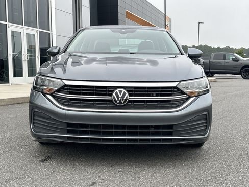 Used 2024 Volkswagen Jetta SE FWD image 3