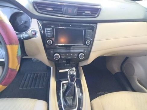 Used 2018 Nissan Rogue SV w/ Premium Package FWD image 13