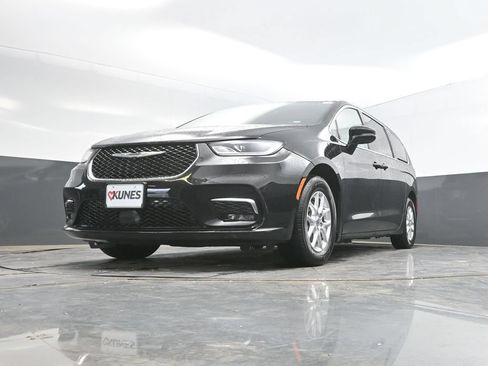 Used 2024 Chrysler Pacifica Touring-L FWD image 33